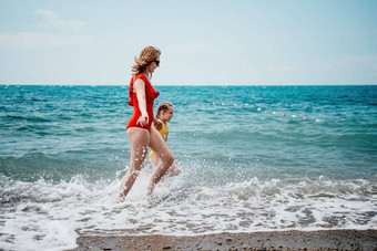 快乐爱的家庭妈妈。女儿有趣的海滩妈妈玩孩子<strong>假期假期</strong>海洋家庭<strong>生活</strong>方式爱概念