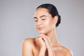 脸美护肤品女人眼睛关闭灰色的工作室背景化妆美学健康女模型加拿大健康的皮肤面部皮肤病学治疗模型