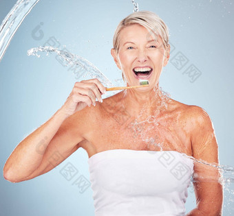 女人工作室牙刷水飞溅微笑肖像口健康蓝色的背景快乐高级模型有机木刷牙科清洁健康的牙齿护理过程