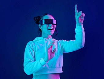 女人元宇宙虚拟现实眼镜未来主义的游戏网络世界玩家人兴奋手哇数字经验<strong>赛</strong>博<strong>朋克</strong>蓝色的背景科技应用程序
