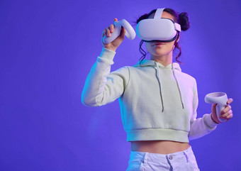 元宇宙虚拟现实眼镜女人模型空间未来主义的网络数字世界玩家人手控制器经验赛博朋克紫色的背景应用程序