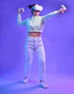 虚拟现实耳机元宇宙战斗女人控制器未来主义的游戏玩家人手世界数字经验赛博朋克紫色的背景应用程序模型