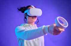 元宇宙虚拟现实耳机女人未来主义的游戏网络世界手控制器玩家人数字经验有创意的赛博朋克紫色的背景模型