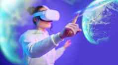 未来主义的地球女人元宇宙紫色的背景游戏网络科幻数字覆盖世界虚拟现实用户幻想玩家人星系经验工作室