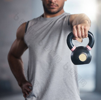 健身锻炼男人。壶铃重量培训锻炼健康健康健身房手强大的运动员健美运动员金属健康的生活方式肌肉动机