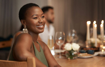 晚餐聚会，派对思考黑色的女人表格庆祝活动一年生日事件的想法社会年轻的女坐着首页房子节日季节