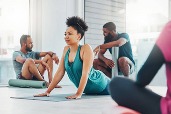 瑜伽健身类人锻炼健康和平健康黑色的女人但集团健康工作室<strong>整体</strong>锻炼Cobra身体平衡Zen能源正念