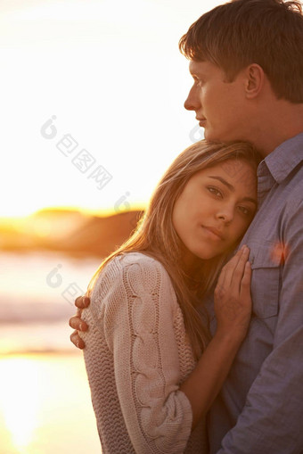 伤感日落肖像快乐年轻的夫妇享受浪漫的拥抱海滩日落