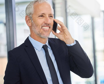 沟通关键业务微笑成熟的商人会说话的电话站办公室