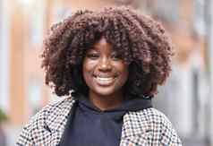 快乐微笑肖像黑色的女人城市乐观好积极的心态幸福兴奋脸非洲女非洲式发型站小镇假期旅行