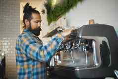 男人。咖啡馆咖啡师工作机创建喝焦点小业务工作流过程表示拿铁卡布奇诺咖啡生产忙服务器咖啡商店蒸汽清洁