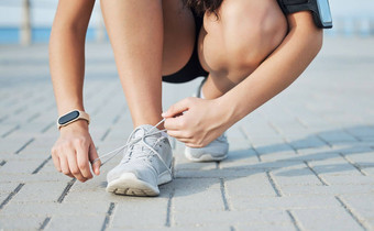 鞋花边健身女人户外锻炼培训竞争健康健康准备好了女运动员跑步者运动鞋系鞋带锻炼实践能源有氧运动