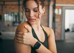 女人肩膀疼痛肌肉受伤体育锻炼锻炼培训健身房在室内女持有手臂痛苦的体育运动事故炎症瘀伤强烈的锻炼