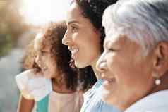 快乐家庭一代孩子妈妈。祖母成键微笑享受质量夏天时间爱户外阳光脸配置文件人假期里约1月巴西