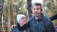 无家可归的人人采访冬天森林