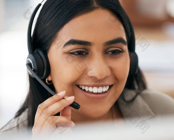 女人脸微笑调用中心咨询电话销售客户支持办公室快乐女员工顾问微笑耳机沟通在线服务