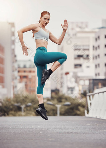 温暖的跳健康女人城市培训健身有氧运动耐力能源锻炼锻炼女孩运动员跳城市小镇体育运行身体健康
