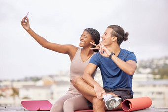 夫妇健身自拍和平标志锻炼社会媒体帖子博客更<strong>新户</strong>外城市微笑支持男人。黑色的女人锻炼法国