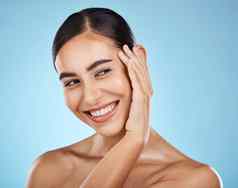 女人脸微笑快乐皮肤自然化妆品美孤立的蓝色的背景清洁化妆品护理手面部化妆健康的发光护肤品工作室