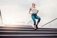 健身女人跑步者楼梯城市有氧运动锻炼培训健康的锻炼活跃的女运行锻炼楼梯强烈的运行重量损失城市小镇