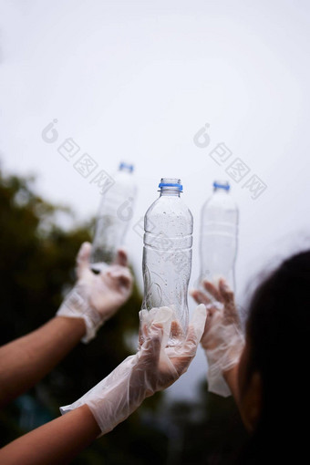 瓶清洁天空人手回收塑料垃圾污染志愿者环境支持社区模型非政府组织慈善机构生态友好的团队帮助自然公园清洁