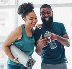 电话模因瑜伽朋友社会媒体笑有趣的在线内容健身类普拉提黑色的女人快乐非洲个人教练放松享受疯狂的喜剧