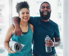 肖像瑜伽夫妇朋友健身房健身笑笑话有趣的快乐兴奋快乐瑜珈黑色的人在开玩笑室内健康锻炼