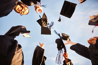 这是未来低角拍摄集团年轻的学生扔帽子空气毕业一天