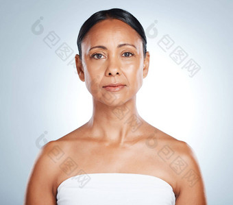 自然护肤品成熟的黑色的女人肖像健康的发光身体护理人工作室健康审美皮肤病学治疗高级人孤立的灰色的背景