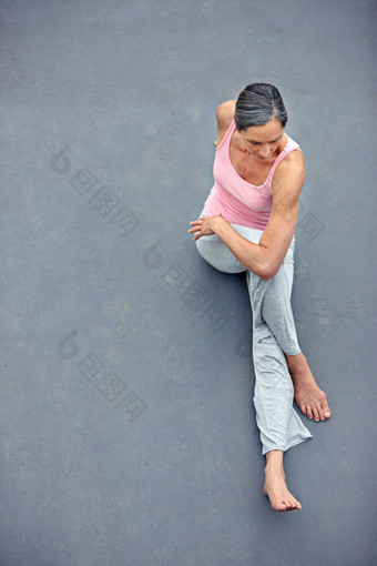 适合灵活的高角视图有吸引力的成熟的女人瑜伽在户外