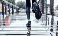 跑步者培训雨人锻炼户外有氧运动马拉松比赛西雅图路鞋子飞溅水水坑一步湿地面腿移动快健身锻炼