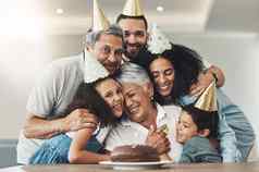 家庭快乐生日拥抱肖像高级女人表格蛋糕爱护理微笑孩子们父母爷爷奶奶聚会，派对庆祝兴奋奶奶甜点