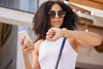时间看智能手机女人城市夏天购物出售折扣促销活动市场营销在线网站黑色的女人户外手机等待促销零售电子商务应用程序