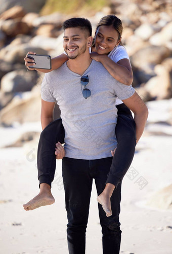 夫妇肩扛自拍海滩有趣的债券爱感情男人。女人海洋日期采取移动照片海沙子浪漫热带假期