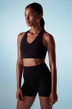健身培训女人健康蓝色的工作室背景思考焦点浓度锻炼动机锻炼体育运动模型健康的适合苗条的身体