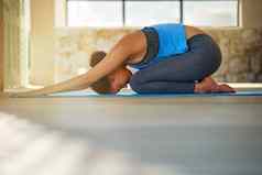 瑜伽总计身心锻炼年轻的女人练习瑜伽首页