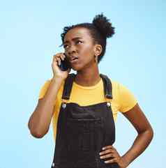 电话调用困惑黑色的女人蓝色的背景垃圾邮件问题网络连接沟通广告女孩谈话会说话的骗局智能手机工作室