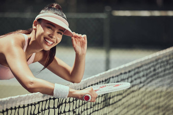 网球法院体育女人户外肖像快乐培训锻炼竞争目标动机健身运动员网球女孩微笑锻炼实践夏天太阳