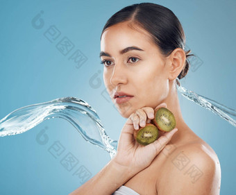 美水猕猴桃模型女人工作室蓝色的背景护肤品健康水果奢侈品健康年轻的女摆姿势促进健康的饮食自然生活方式