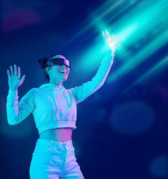 眼镜女人孤立的黑暗背景元宇宙游戏赛博朋克霓虹灯数字覆盖幻想未来主义的虚拟现实用户玩家人科幻全息图工作室