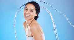 美飞溅黑色的女人工作室肖像清洁身体护肤品促销活动水蓝色的模型脸皮肤护理模型水滴淋浴浴室早....面部