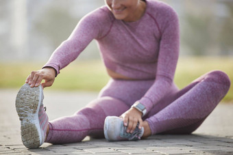 女人锻炼健身伸展<strong>运动户外</strong>城市公园健康健康有氧运动培训运动员女坐着温暖的锻炼运行健康的生活方式身体