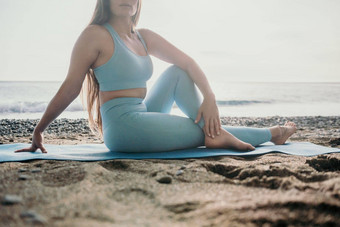 女人海普拉提<strong>运动快乐</strong>中间岁的女人练习健身海滩海微笑活跃的女培训瑜伽席<strong>享</strong>受健康的生活方式和谐冥想