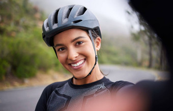 肖像快乐微笑混合<strong>比赛运动</strong>年轻的女人采取自拍打破骑自行车<strong>运动</strong>适合混合<strong>比赛</strong>女穿头盔采取照片
