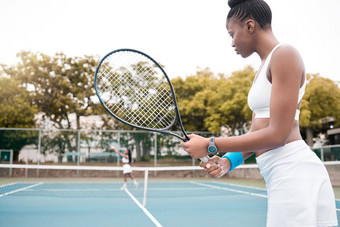 女人等待网球匹配年轻的女人玩游戏网球朋友自信专业网球球员持有球拍匹配年轻的女孩站网球法院