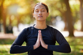 放松女人纳马斯特冥想公园健康自由脉轮能源Zen健身和平年轻的女孩<strong>瑜伽</strong>锻炼祈祷眼睛关闭自然精神健康希望平静