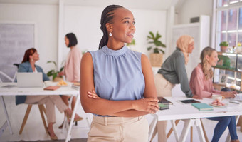 黑色的女人启动思考微笑愿景的想法未来小业务梦想业务老板企业家女人数字市场营销团队办公室成功工作