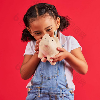 女孩兴奋小猪银行储蓄钱规划金融管理未来投资孤立的红色的背景微笑快乐孩子现金盒子金融增长预算学习