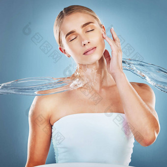 美护肤品女人飞溅水自然面部例程工作室卫生化妆品健康的年轻的模型清洁脸皮肤治疗孤立的蓝色的背景