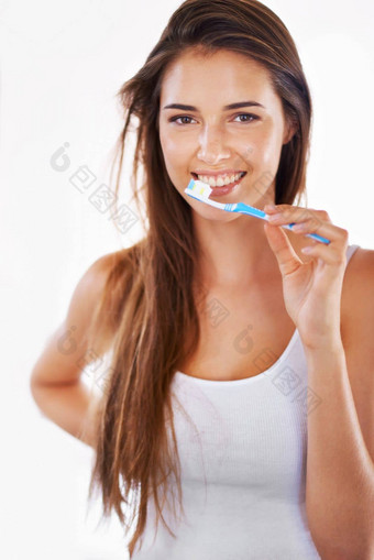 珍珠白色华丽的年轻的浅黑肤色的女人<strong>刷牙</strong>牙齿早....